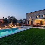 Casa vacanze Atemberaubende Steinvila Mit Privatem Salzwasserpool Mit Bekannter Taverne Ums Eck Porec