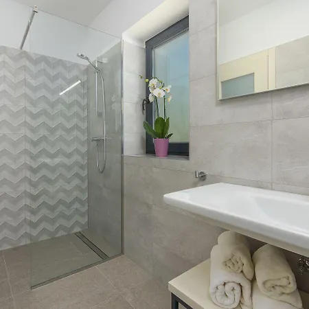 Casa vacanze Atemberaubende Steinvila Mit Privatem Salzwasserpool Mit Bekannter Taverne Ums Eck