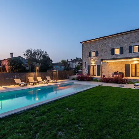 Casa vacanze Atemberaubende Steinvila Mit Privatem Salzwasserpool Mit Bekannter Taverne Ums Eck Porec