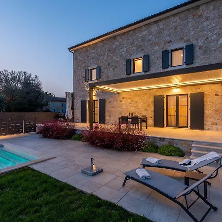 Casa vacanze Atemberaubende Steinvila Mit Privatem Salzwasserpool Mit Bekannter Taverne Ums Eck