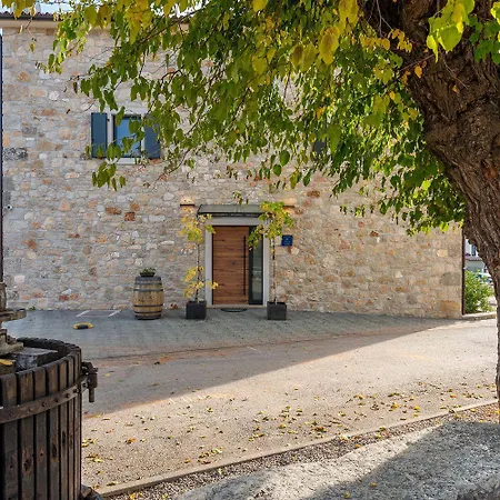 Casa vacanze Atemberaubende Steinvila Mit Privatem Salzwasserpool Mit Bekannter Taverne Ums Eck