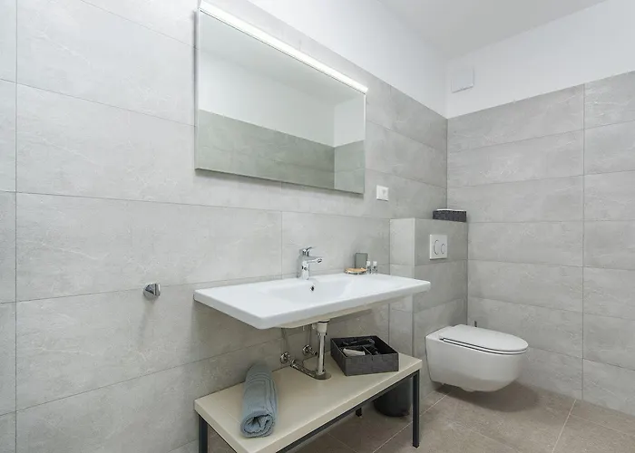 Atemberaubende Steinvila Mit Privatem Salzwasserpool Mit Bekannter Taverne Ums Eck 포레치